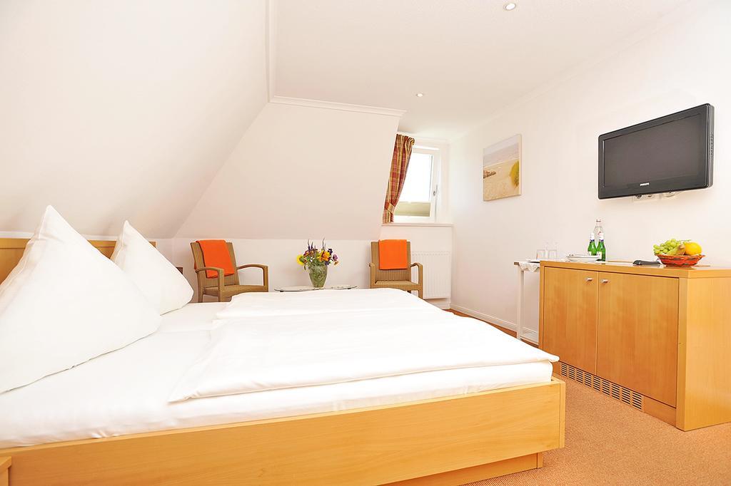 Hotel und Restaurant Petit Robby Wenningstedt-Braderup Zimmer foto